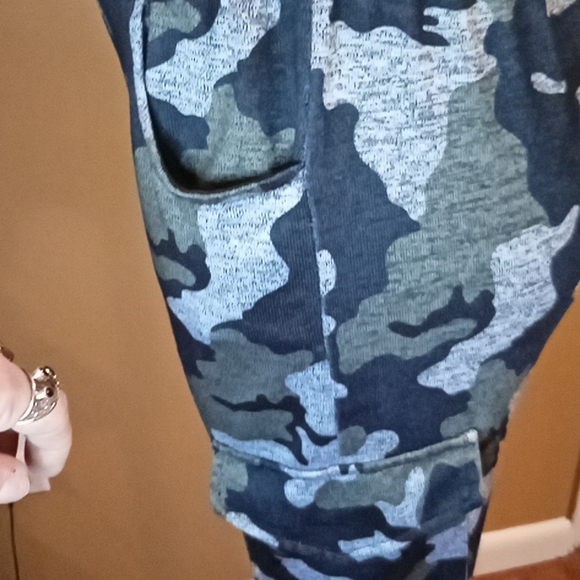 Grey Tank & camo cargo pants - Picture 10 of 13